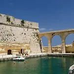 Traditional Maltese Townhouse Wt Terrace And Pool By Buena Vista