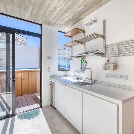 Traditional Maltese Townhouse Wt Terrace And Pool Senglea