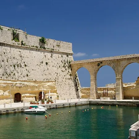 Traditional Maltese Townhouse Wt Terrace And Pool By Buena Vista