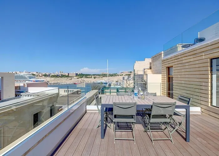 Traditional Maltese Townhouse Wt Terrace And Pool By Buena Vista * 센글리아