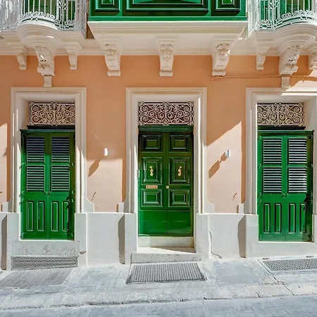 Traditional Maltese Townhouse Wt Terrace And Pool Isla