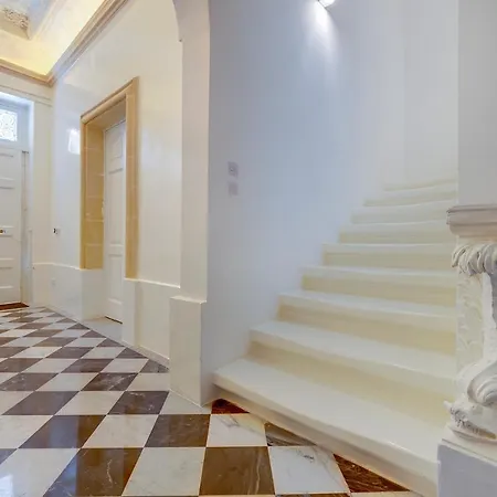 Traditional Maltese Townhouse Wt Terrace And Pool Holiday home Senglea