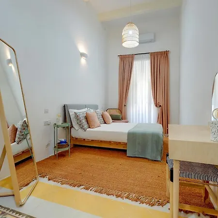 Hébergement de vacances Traditional Maltese Townhouse Wt Terrace And Pool Isla