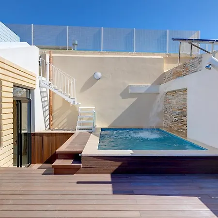 Hébergement de vacances Traditional Maltese Townhouse Wt Terrace And Pool Isla