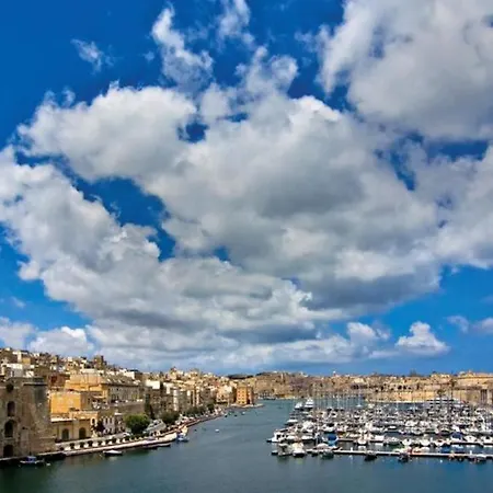 Traditional Maltese Townhouse Wt Terrace And Pool * Isla