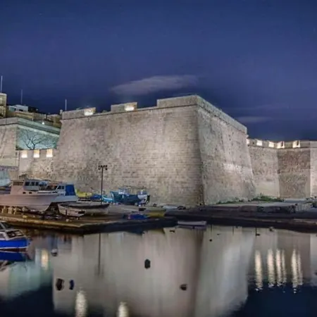 Traditional Maltese Townhouse Wt Terrace And Pool Isla