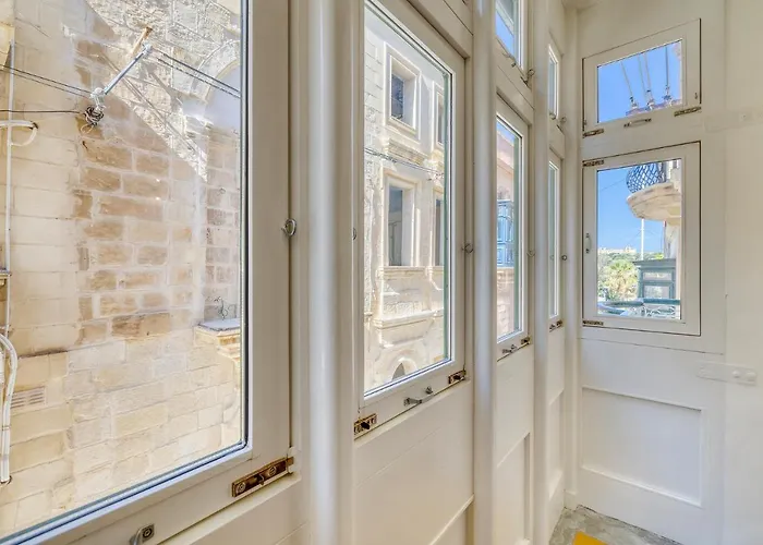 Traditional Maltese Townhouse Wt Terrace And Pool By Buena Vista *