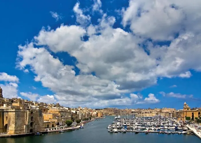 Traditional Maltese Townhouse Wt Terrace And Pool By Buena Vista * 센글리아