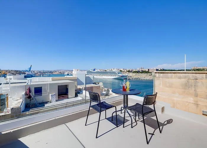 Traditional Maltese Townhouse Wt Terrace And Pool By Buena Vista